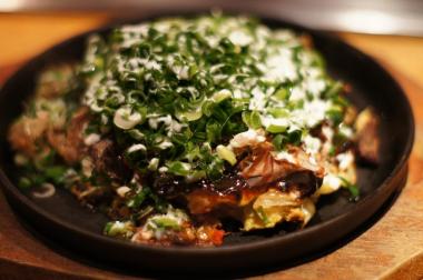 Un okonomiyaki recién preparado