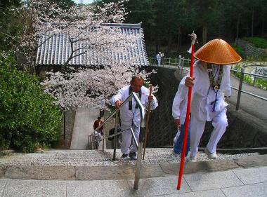 Des pèlerins à l'entrée d'un temple.