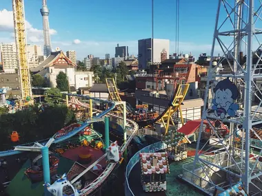 Le Parc Hanayashiki avec la Tokyo SkyTree en arrière-plan