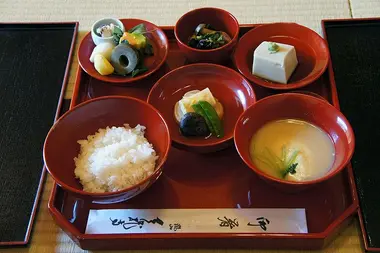 Un plateau "ozen" de shôjin ryôri, la cuisine des moines bouddhistes.