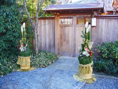 Kadomatsu, la decoración que se pone en las entradas, hecha de pino y bambú.