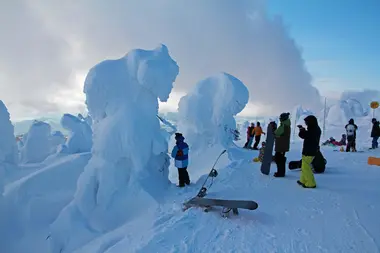 Contemplez les monstres de glace avant de dévaler les pistes !