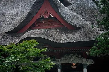 El tejado del santuario Sanji gōsaiden en el monte Haguro, Yamagata