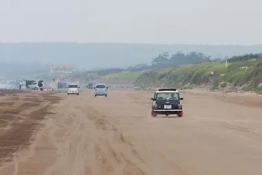 La longue plage de Chirihama, sur laquelle on peut rouler en voiture.