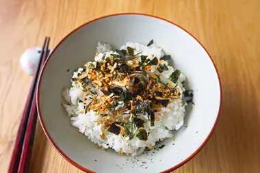 Furikake saupoudré sur du riz blanc