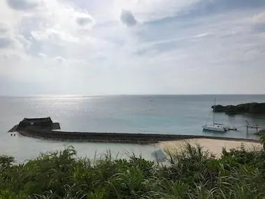 Desde el centro de Yomitan se llega fácilmente a la playa  Murasaki-Mura.