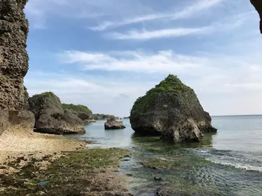 La playa  Murasaki-mura cerca del pueblo Yomitan, Okinawa Hontō