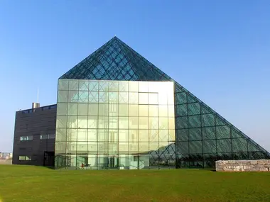 La pyramide "Hidamari" dans le parc Moerenuma à Sapporo, Hokkaido.