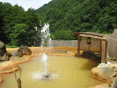 Le geyser "Yu no Sawa"