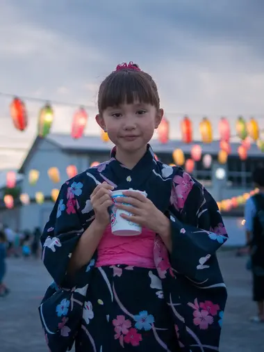 Fillette à un matsuri local de Sakunobe