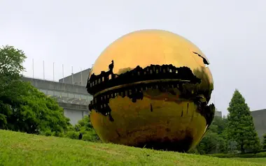 Structure installée dans le musée en plein air d'Hakone