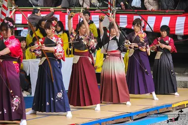 Archères en hakama lors du concours de Kyudô au temple Sanjusangendo de Kyoto