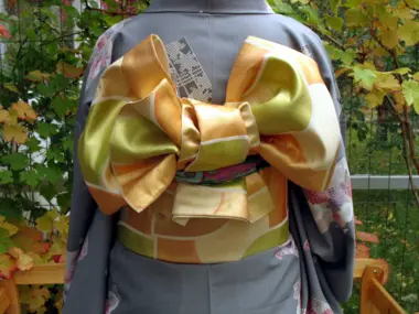 L’obi permet de fermer le kimono, croisé sur la poitrine.