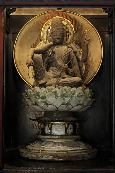 La statue de Nyoirin-Kannon, déesse de la compassion.