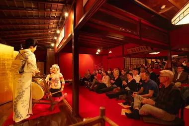 Des enfants participent au spectacle