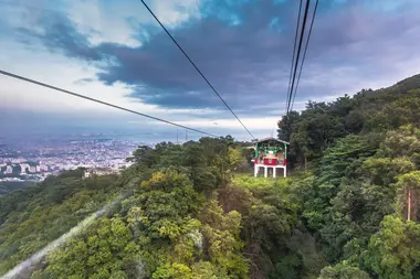 Vue du téléphérique pour se rendre au sommet du Mont Maya