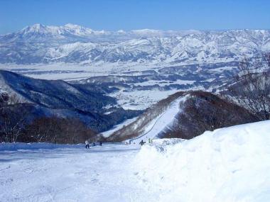 Nozawa et la vallée d'Ilyama vu depuis le haut du domaine skiable