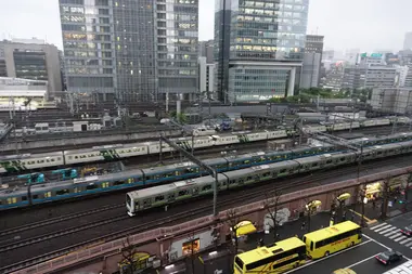 Le ballet des trains JR depuis le Kitte Garden  en face de la grande gare de Tokyo