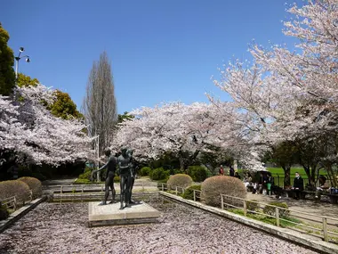 L'allée Chidorigafuchi débouche sur un parc 