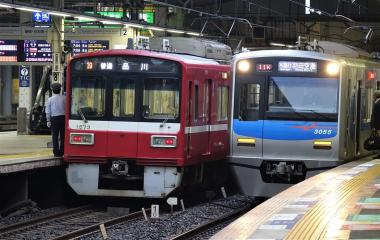 Trains Keikyû (rouge) et Keisei (bleu) en gare de Shinagawa