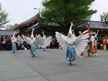 800px-Senso-ji_Shirasagi-no-mai_20130414