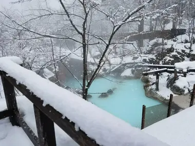 Onsen sous la neige à Shirahone 