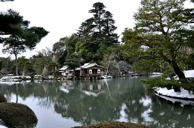 Un manto blanco cubre el Kenrokuen en invierno