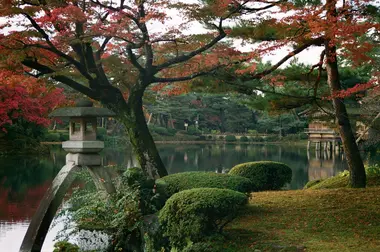 El Kenrokuen brilla de rojo escarlata en otoño