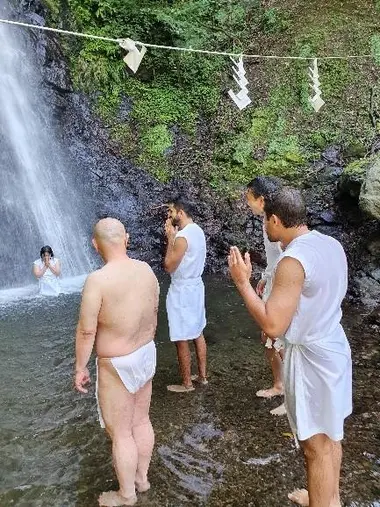 A Yamanashi, les moines vous initient au Takigyô