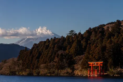 Vue du Mont Fuji et du torii du sanctuaire d'Hakone depuis le lac Ashi à Hakone