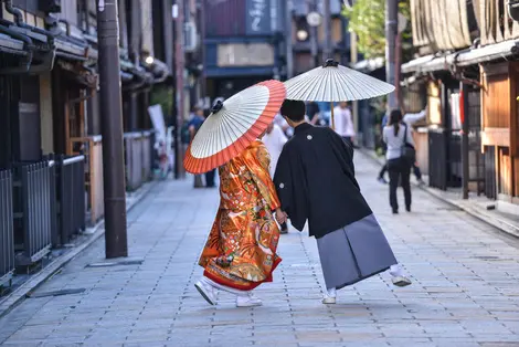 Couple dans une rue typiques du Japon médiéval