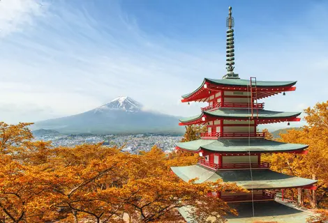 Mount Fuji von der Kawaguchiko Pagode in der Herbstsaison