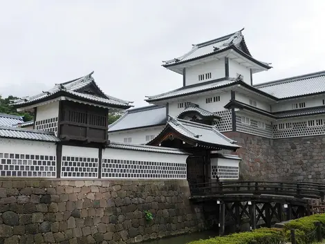 Enjoy nature and history in Kanazawa castle park, in the heart of the city