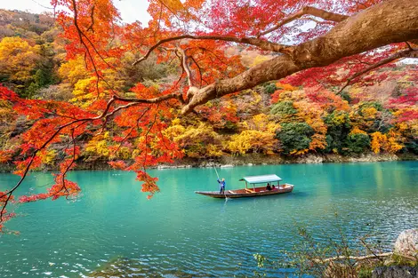 Fiume ad Arashiyama in autunno: famoso sito turistico da visitare a Kyoto