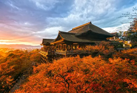 Tempio di Kiyomizu-dera a Kyoto, durante le foglie d'autunno