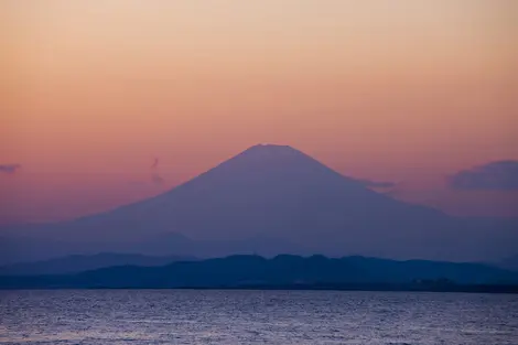 Sunset on Mount Fuji from Kamakura beach close to Tokyo