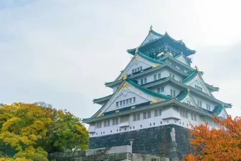 Die Burg von Osaka ist von einem Park voller Kirsch- und Pflaumenbäume umgeben