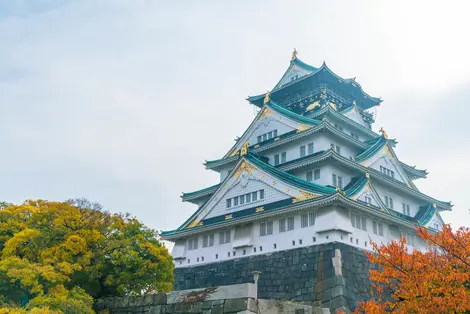 Il castello di Osaka è circondato da un parco pieno di ciliegi e prugne