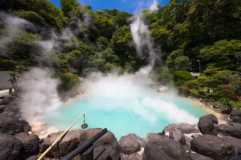 Umi Jigoku, ou "Enfer de la mer", et son bassin principal aux eaux bleu translucides