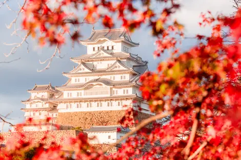 Le château d'Himeji, patrimoine mondial, sous les couleurs d'automne