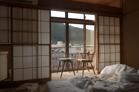 À l'intérieur d'une maison japonaise avec un balcon