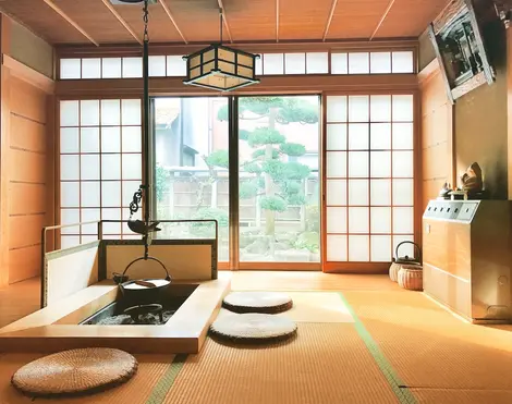 À l'intérieur d'une maison japonaise avec un jardin