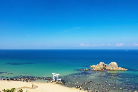 Die Küstenstadt Itoshima mit ihrem berühmten weißen Schrein am Strand, in der Nähe von Fukuoka