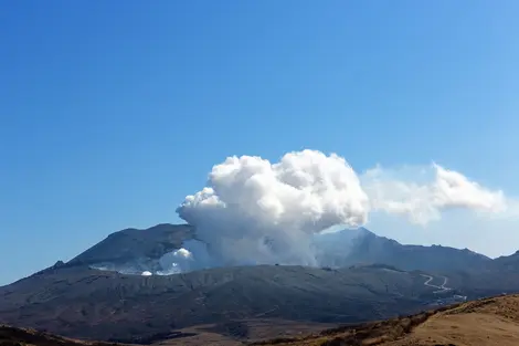 Le mont Aso sur l'île de Kyushu, est le plus vaste des volcans du Japon, mais aussi un des plus actifs.