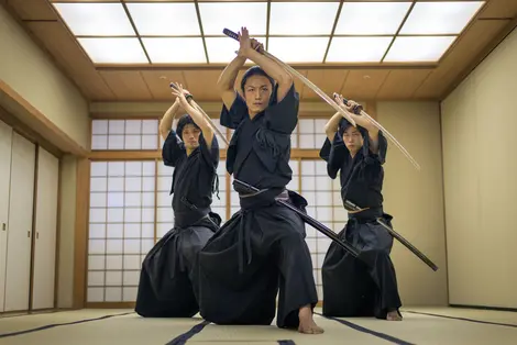 Atleta de artes marciales japonesas entrenamiento samourai kendo