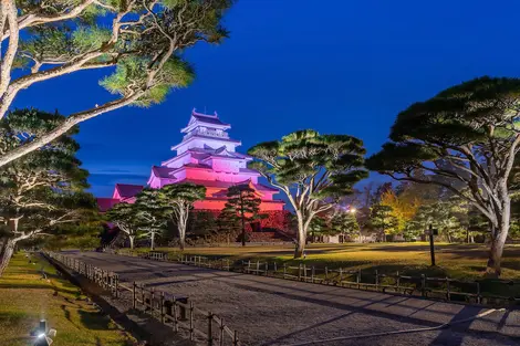 Le château de Tsuruga à AizuWakamatsu, illuminé la nuit