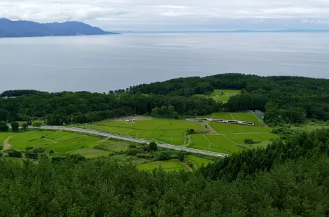 Vue panoramique de la côte le long de la ligne de train Gono, Tohoku, Japon