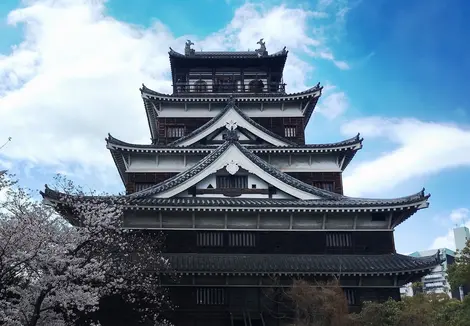 Le château d'Hiroshima, connu pour ses cerisiers en fleur