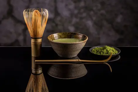 Thé traditionnel matcha servi lors d'une cérémonie du thé au Japon