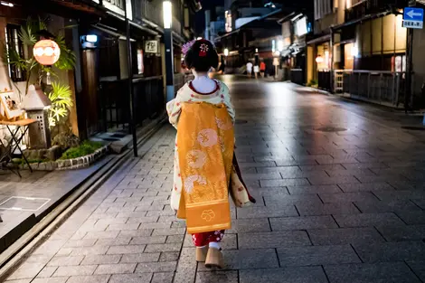 Eine Geisha in den Straßen von Gion, dem traditionellen Stadtteil von Kyoto